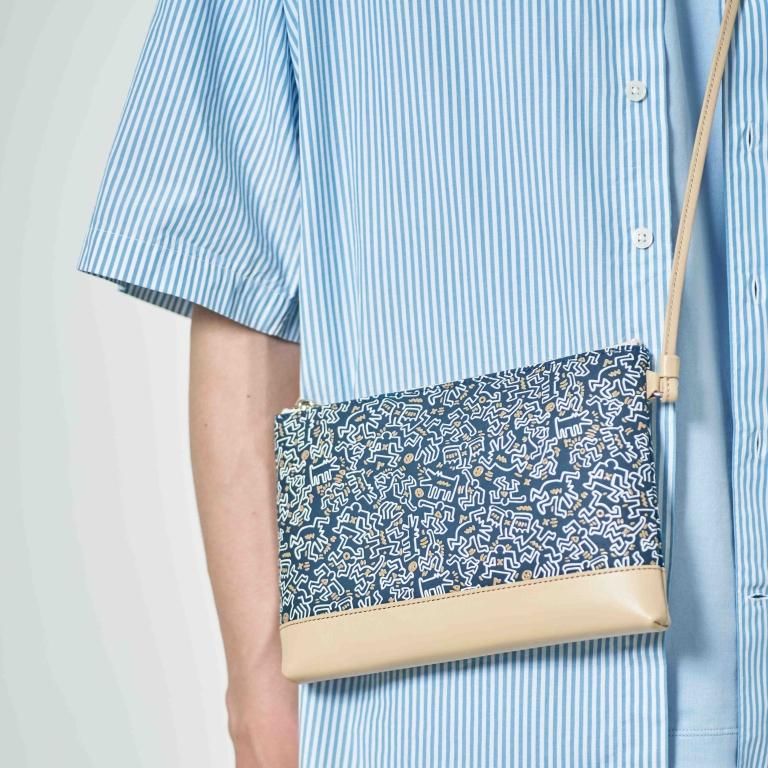 【新品✨】印傳屋 INDEN-YA サコッシュ キースヘリング ショルダー サコッシュ［Blue Gray／Keith Haring collection］：印傳屋公式