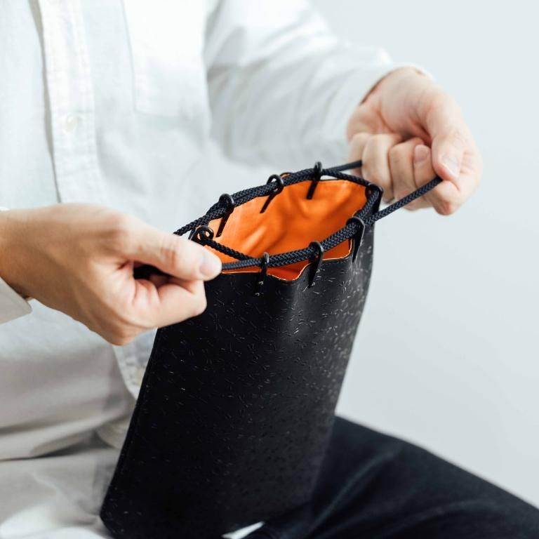 HISOCA 合切袋（大）マチ付［黒地／黒漆／とんぼ］：印傳屋公式