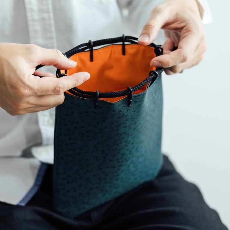 HISOCA 合切袋（大）マチ付［緑地／黒漆／とんぼ］：印傳屋公式