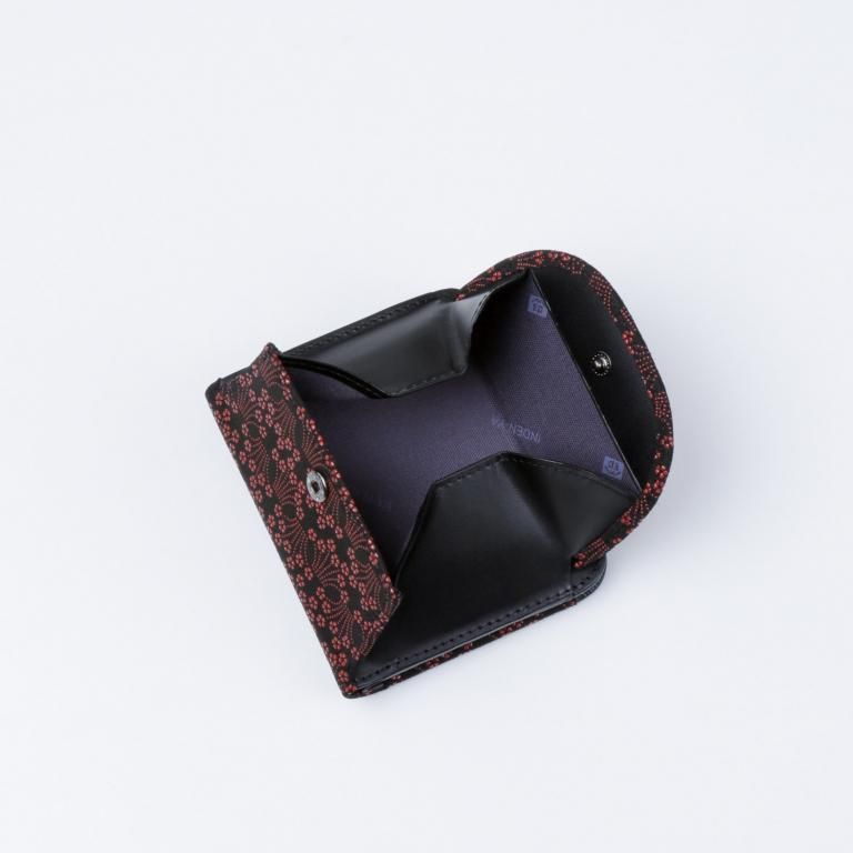 札入Q［黒地×赤漆×小桜菖蒲］：印傳屋公式オンラインショップ｜INDEN-YA