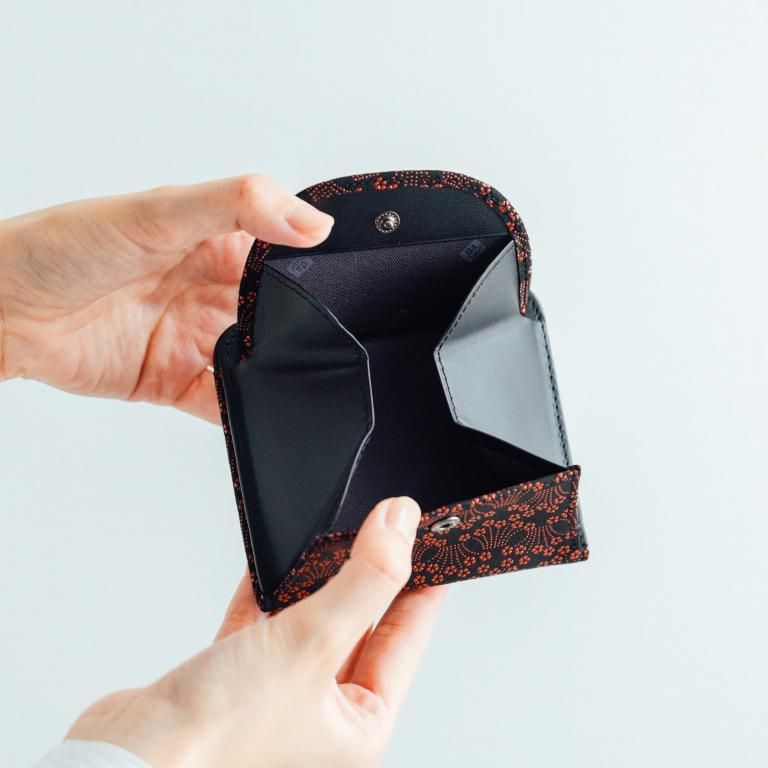 札入Q［黒地×赤漆×小桜菖蒲］：印傳屋公式オンラインショップ