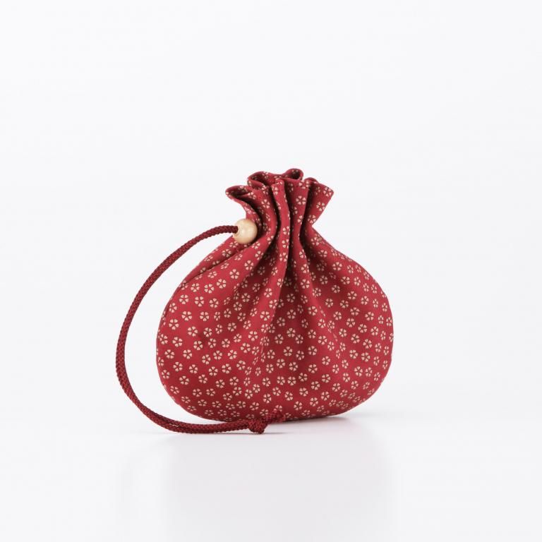 巾着［赤地×白漆×小桜］：印傳屋公式オンラインショップ｜INDEN-YA