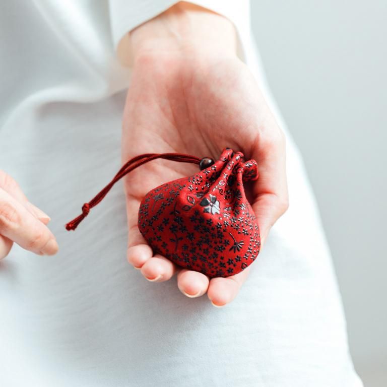 ミニ巾着［赤地×黒漆×アメリカンブルー］：印傳屋公式オンライン