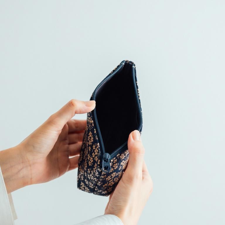 4ポーチ［紺地×白漆×忘れな草］：印傳屋公式オンラインショップ｜INDEN-YA