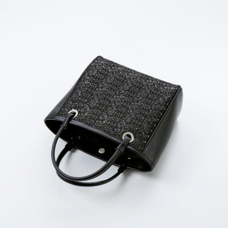 17ハンドバッグ［黒地×黒漆×蓮華立型］：印傳屋公式オンラインショップ