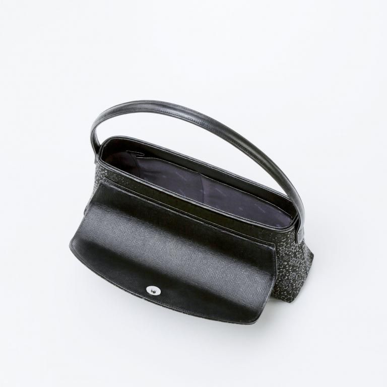 フォーマルD［黒地×黒漆×変り菊唐草］：印傳屋公式オンライン