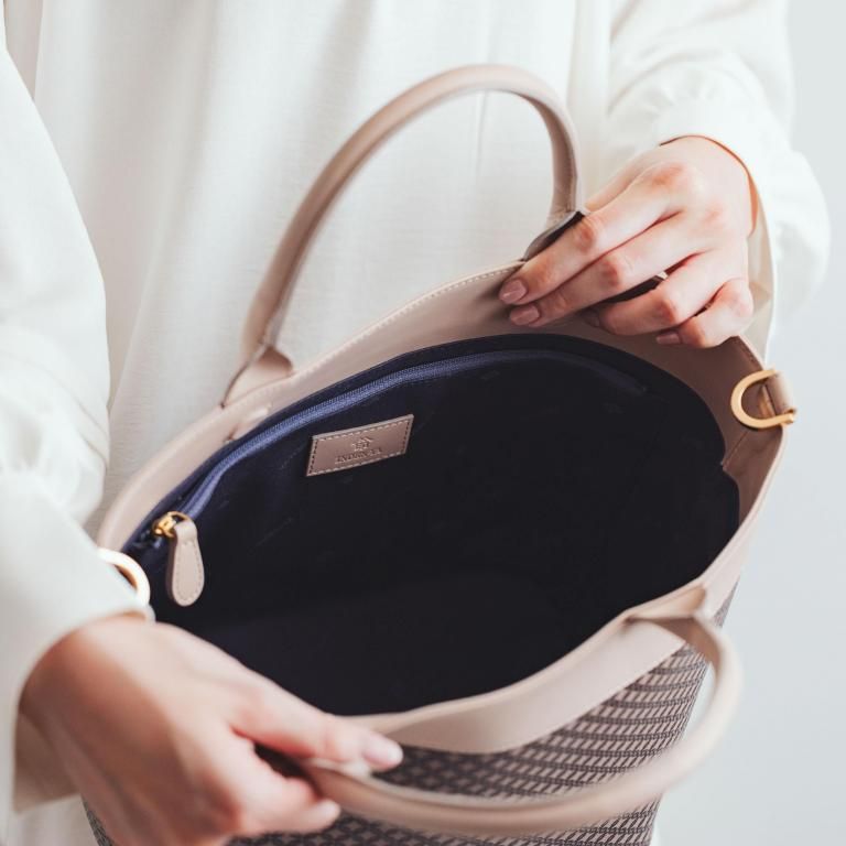 78ハンドバッグ［グレージュ地×茶漆×輪繋ぎ］：印傳屋公式オンライン