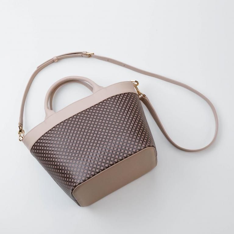 78ハンドバッグ［グレージュ地×茶漆×輪繋ぎ］：印傳屋公式オンライン