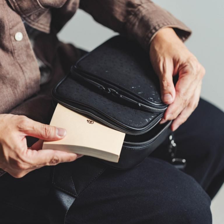 ME15ショルダー［黒地×黒漆×とんぼ］：印傳屋公式オンライン