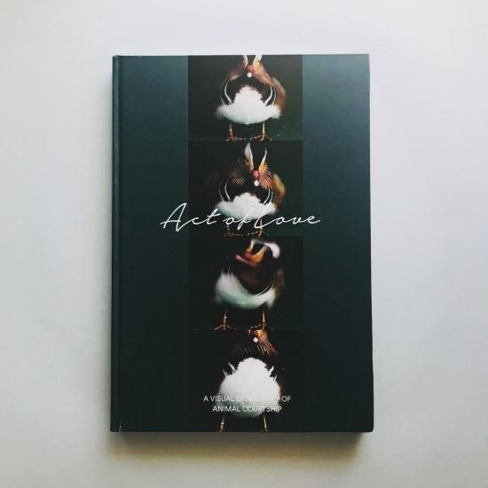 ACT OF LOVEA VISUAL DICTIONARY OF ANIMAL COURTSHIP - 古本買取販売