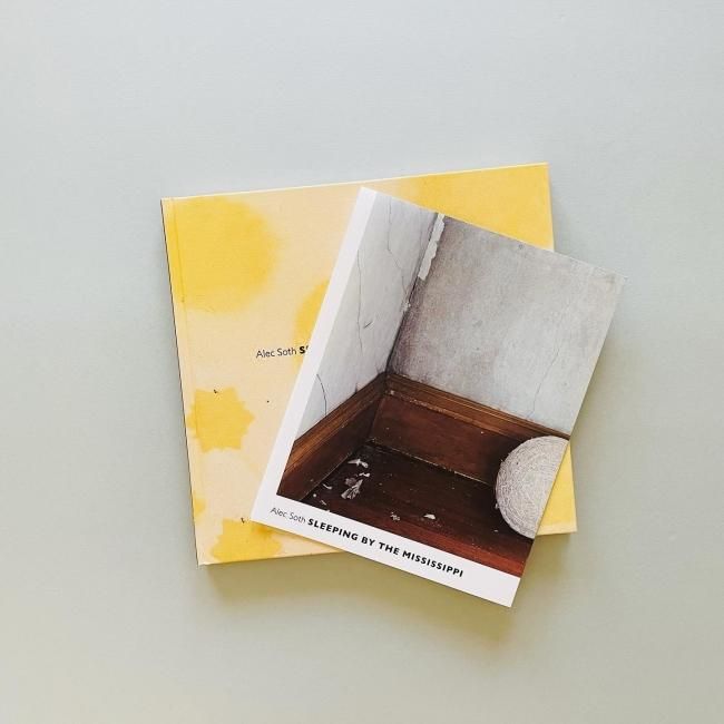 SLEEPING BY THE MISSISSIPPI ｜Alec Soth アレック・ソス
