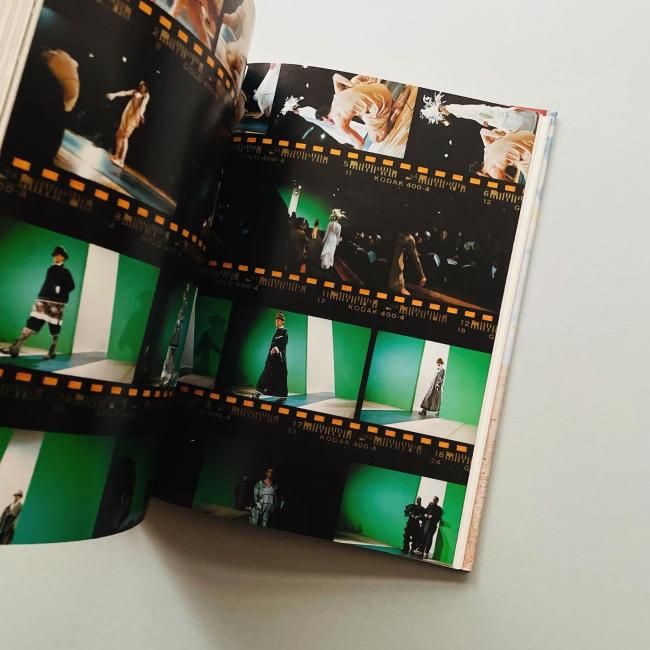 Issey Miyake: Holborn, Mark: 9783822888742: Amazon.com: Books