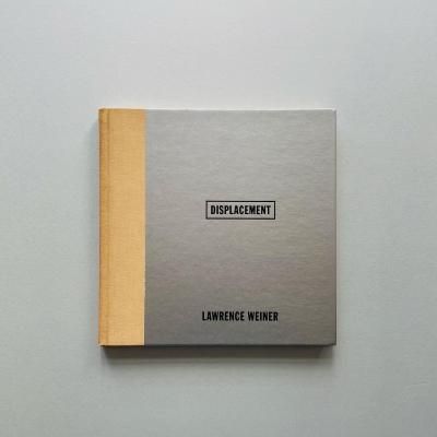 Displacement<br>Lawrence Weiner<br>󥹡ʡ