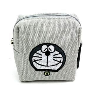 <img class='new_mark_img1' src='https://img.shop-pro.jp/img/new/icons15.gif' style='border:none;display:inline;margin:0px;padding:0px;width:auto;' />ドラえもん  ミニポーチＢＫ モノクロ刺繍ドラえもん 小物入れ グレー  マリモクラフト