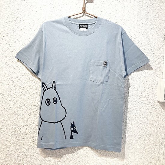 ムーミンのポケット Tシャツ。さりげなくムーミンをファッションに取り入れることができる、シンプルなイラストで、大人っぽく着られるのがうれしいポイントです。  | Perfect World Tokyo