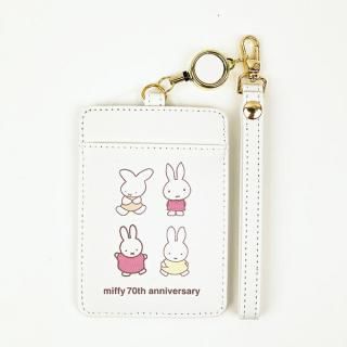 <img class='new_mark_img1' src='https://img.shop-pro.jp/img/new/icons15.gif' style='border:none;display:inline;margin:0px;padding:0px;width:auto;' />ミッフィー miffy 70th リール付きパスケース ホワイト 定期入れ