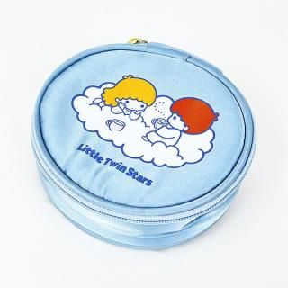 <img class='new_mark_img1' src='https://img.shop-pro.jp/img/new/icons15.gif' style='border:none;display:inline;margin:0px;padding:0px;width:auto;' />サンリオ キキララ 巾着アクセサリーポーチ ACCOMMODE アコモデ Sanrio