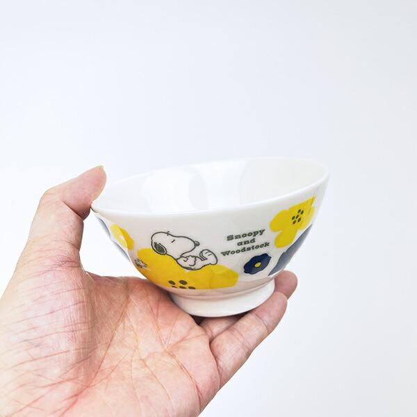 スヌーピーのフラワーデザインが華やかな食器類