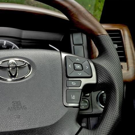 エグゼクティブ ステアリング | 高級感溢れるカーアクセサリー - BUAN