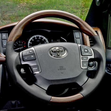 エグゼクティブ ステアリング | 高級感溢れるカーアクセサリー - BUAN