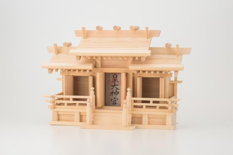 屋根違い三社|唐戸神棚 - 神棚・神具の専門店 神棚の里【公式】 屋根違い三社|唐戸神棚 - 神棚・神具の専門店 神棚の里【公式】
