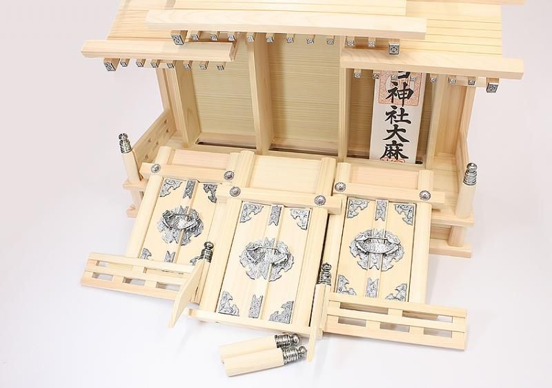 神棚 屋根違い三社 銀彩 - 神棚神具の専門店 神棚の里【公式】 神棚 屋根違い三社 銀彩 - 神棚神具の専門店 神棚の里【公式】