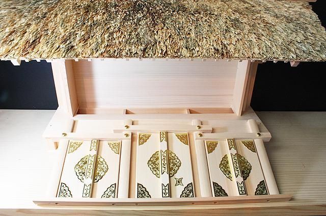 神棚 茅葺き通し屋根三社 - 神棚神具の専門店 神棚の里【公式】 神棚 茅葺き通し屋根三社 - 神棚神具の専門店 神棚の里【公式】