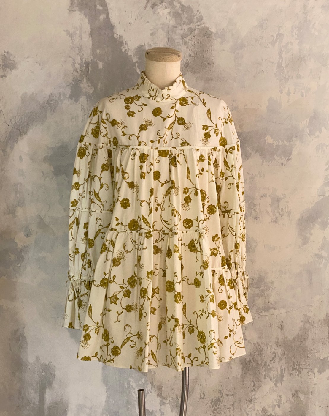 leur logette - <img class='new_mark_img1' src='https://img.shop-pro.jp/img/new/icons2.gif' style='border:none;display:inline;margin:0px;padding:0px;width:auto;' />Royal Flower Print Blouse - Off White