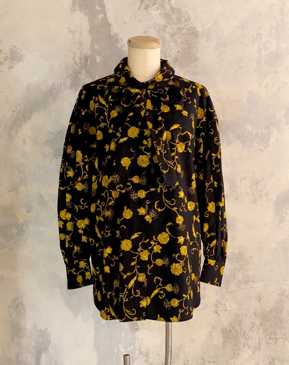 leur logette - <img class='new_mark_img1' src='https://img.shop-pro.jp/img/new/icons2.gif' style='border:none;display:inline;margin:0px;padding:0px;width:auto;' />Royal Flower Print Bowtie Blouse - Black