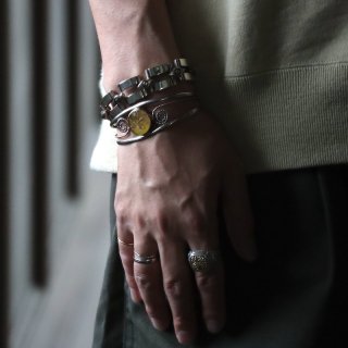 <img class='new_mark_img1' src='https://img.shop-pro.jp/img/new/icons8.gif' style='border:none;display:inline;margin:0px;padding:0px;width:auto;' />【GUSTAVO】Flower Wide Bracelet
