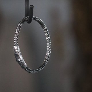 <img class='new_mark_img1' src='https://img.shop-pro.jp/img/new/icons8.gif' style='border:none;display:inline;margin:0px;padding:0px;width:auto;' />【Gerochristo】Triangular Woven Chain Bracelet