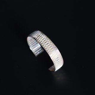 <img class='new_mark_img1' src='https://img.shop-pro.jp/img/new/icons8.gif' style='border:none;display:inline;margin:0px;padding:0px;width:auto;' />issuethingsType-63 Silver Bangle