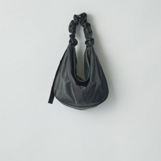 <img class='new_mark_img1' src='https://img.shop-pro.jp/img/new/icons8.gif' style='border:none;display:inline;margin:0px;padding:0px;width:auto;' />sssteinSHIRRING HANDLE LEATHER SHOULDER BAG