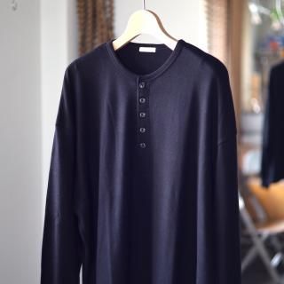<img class='new_mark_img1' src='https://img.shop-pro.jp/img/new/icons8.gif' style='border:none;display:inline;margin:0px;padding:0px;width:auto;' />ULTERIORC/CASH HONEYCOMB HENLEY-NECK TOP