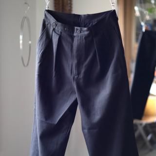 <img class='new_mark_img1' src='https://img.shop-pro.jp/img/new/icons8.gif' style='border:none;display:inline;margin:0px;padding:0px;width:auto;' />ULTERIORWASHED VINTAGE TWILL TUCKED PANTS