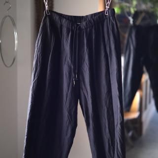 <img class='new_mark_img1' src='https://img.shop-pro.jp/img/new/icons8.gif' style='border:none;display:inline;margin:0px;padding:0px;width:auto;' />calmlenceDOUBLE PLEATED EASY TAPERED TROUSERS