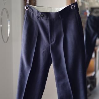 <img class='new_mark_img1' src='https://img.shop-pro.jp/img/new/icons8.gif' style='border:none;display:inline;margin:0px;padding:0px;width:auto;' />ë"OKA" Wool Twill Trousers 