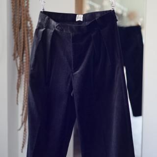 <img class='new_mark_img1' src='https://img.shop-pro.jp/img/new/icons8.gif' style='border:none;display:inline;margin:0px;padding:0px;width:auto;' />BISOWNCORDUROY 2TUCK WIDE TROUSERS