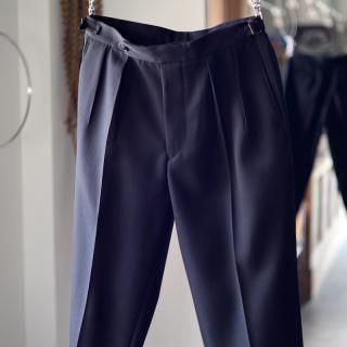 <img class='new_mark_img1' src='https://img.shop-pro.jp/img/new/icons8.gif' style='border:none;display:inline;margin:0px;padding:0px;width:auto;' />HEUGNAaron Gabardine Black Trousers