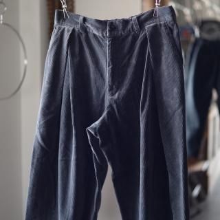 <img class='new_mark_img1' src='https://img.shop-pro.jp/img/new/icons8.gif' style='border:none;display:inline;margin:0px;padding:0px;width:auto;' />isnessCORDUROY TUCK TROUSERS