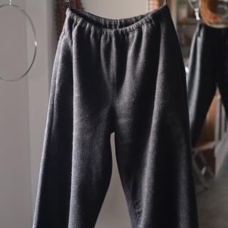 <img class='new_mark_img1' src='https://img.shop-pro.jp/img/new/icons8.gif' style='border:none;display:inline;margin:0px;padding:0px;width:auto;' />blurhmsPe/Silk Fleece Track Pants