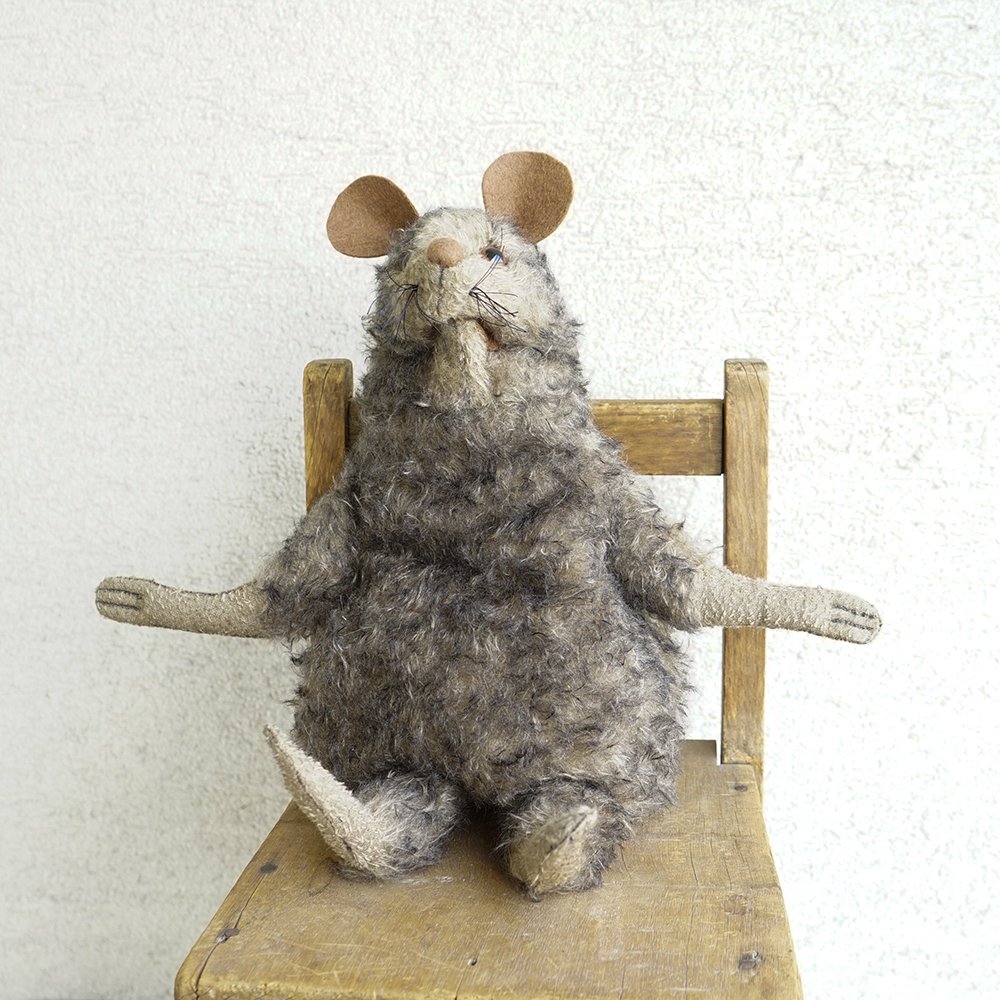 木製のネズミの人形