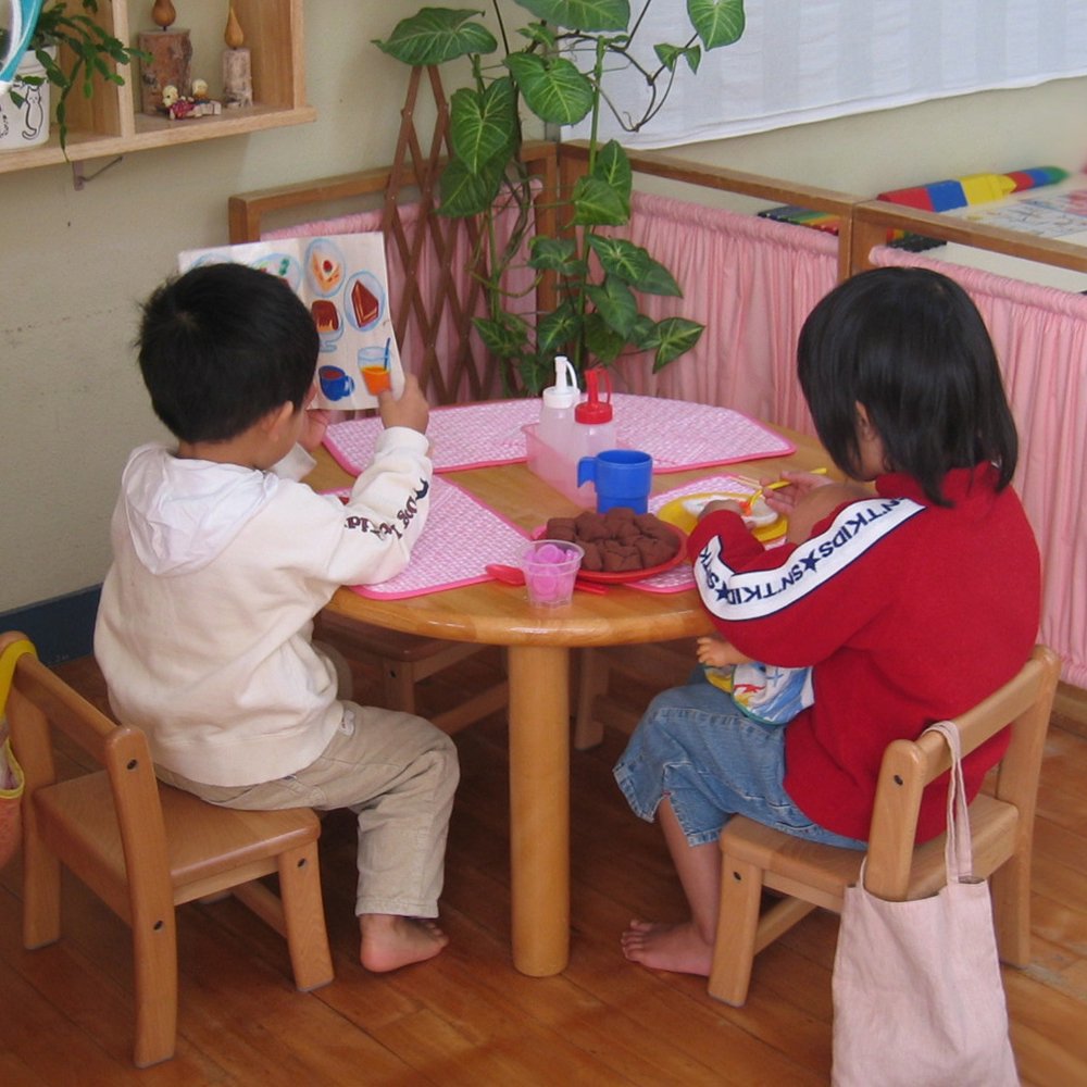 丸テーブル Φ60㎝ 　ブロック社の子どもの遊びの環境をつくる乳児,幼児の家具