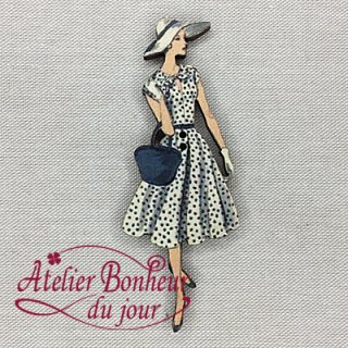 フランス製 木製ボタン　水玉ドレスと帽子の女性