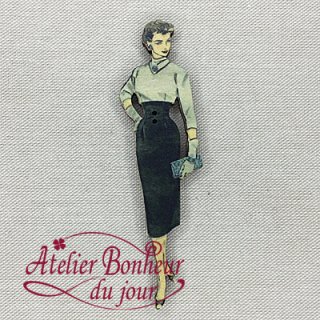フランス製 木製ボタン　ブラックスカートの女性