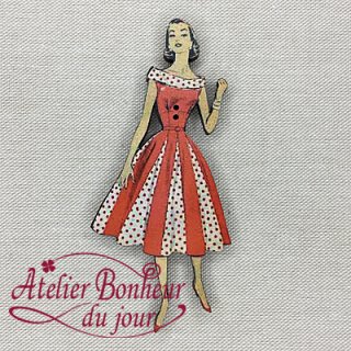 フランス製 木製ボタン　赤い水玉ドレスの女性