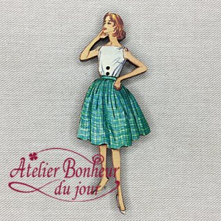 フランス製 木製ボタン 緑のスカートの女性
