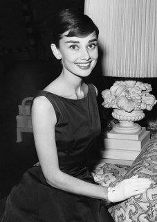 ݥȥ<br>Audrey Hepburn(seated)<br>