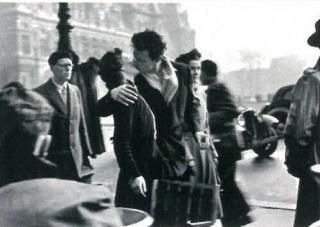 ݥȥ<br>The kiss by the Hotel de ville,paris,1950