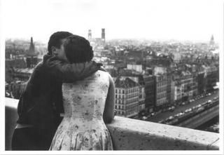 ݥȥ<br>ΡȥξKISS򤹤륫åץ,1957